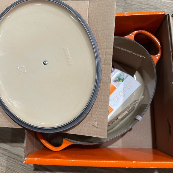Le Creuset Vibrant Orange Dutch Oven - Picture 3 of 6
